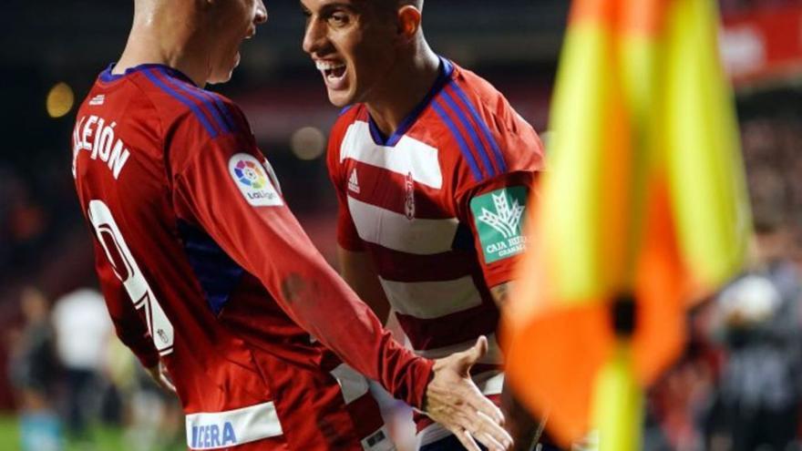 Callejón –izquierda– y Uzuni celebran un gol del Granada esta temporada. | | LALIGA