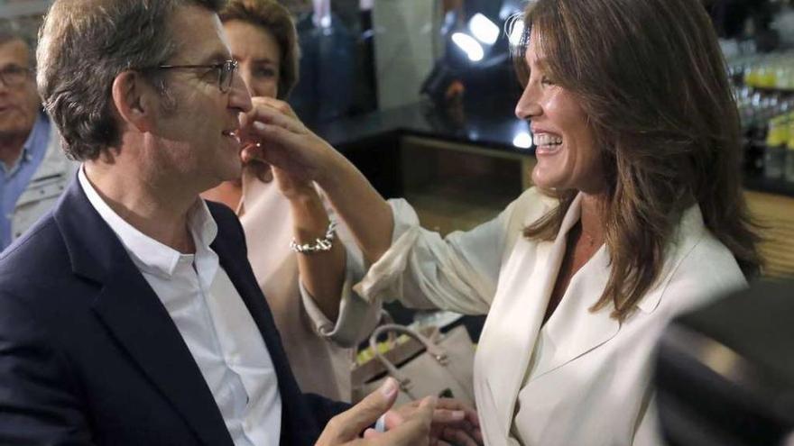 Feijóo saluda a su pareja Eva Cárdenas en el hotel de Santiago donde el PP celebró la victoria. // Efe/Lavandeira Jr