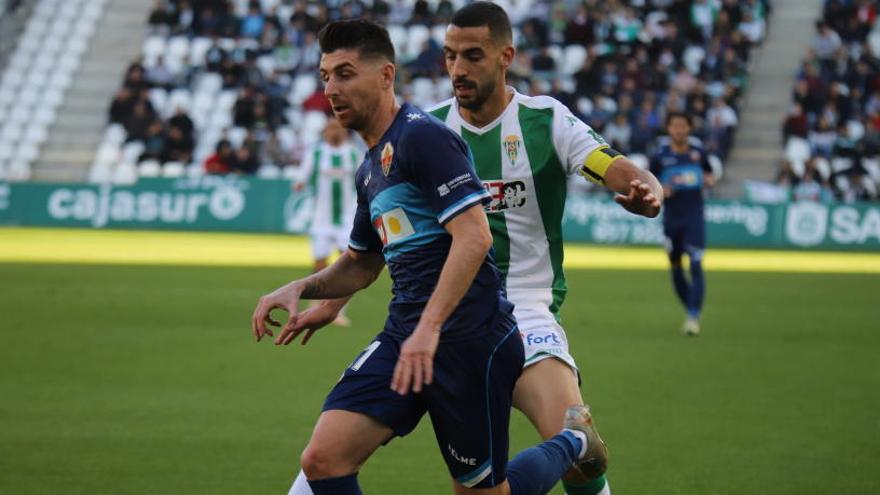 Javi Flores con la camiseta del Elche frente al Córdoba, su próximo destino