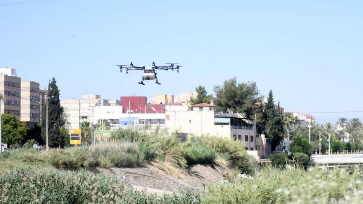 Los drones usados desde Salud permiten llegar a zonas de difícil acceso para fumigar con el producto biológico. | ISRAEL SÁNCHEZ