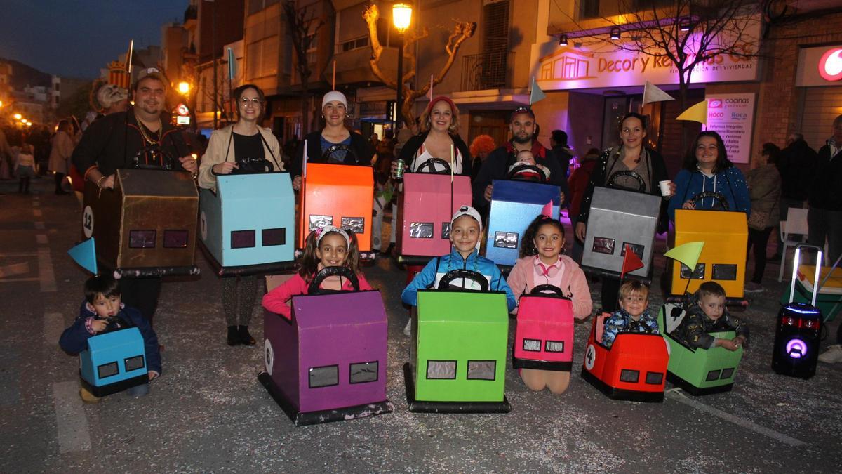 El pasacalle reúne también a numerosos adultos junto a sus hijos, en uno de los planes familiares más esperados del año en la ciudad.