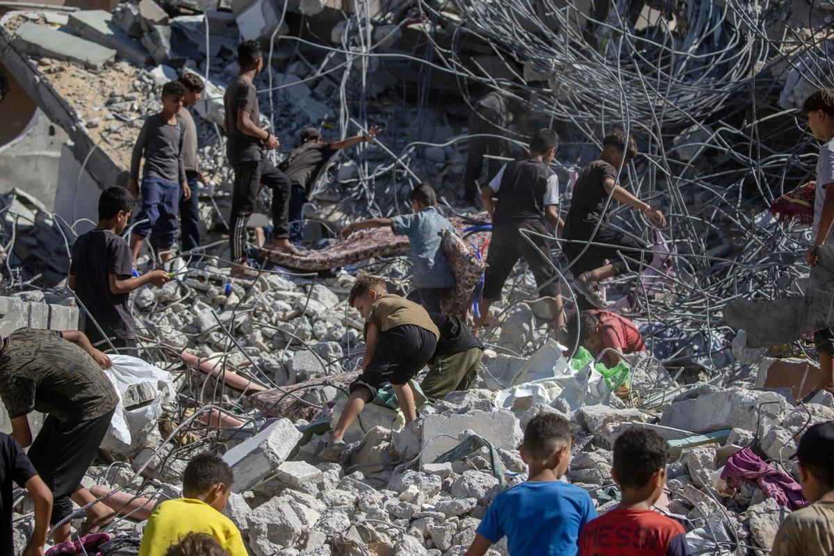Vint morts, entre ells nens, per l’ensorrament d’un edifici a Gaza
