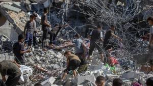 Vint morts, entre ells nens, per l’ensorrament d’un edifici a Gaza