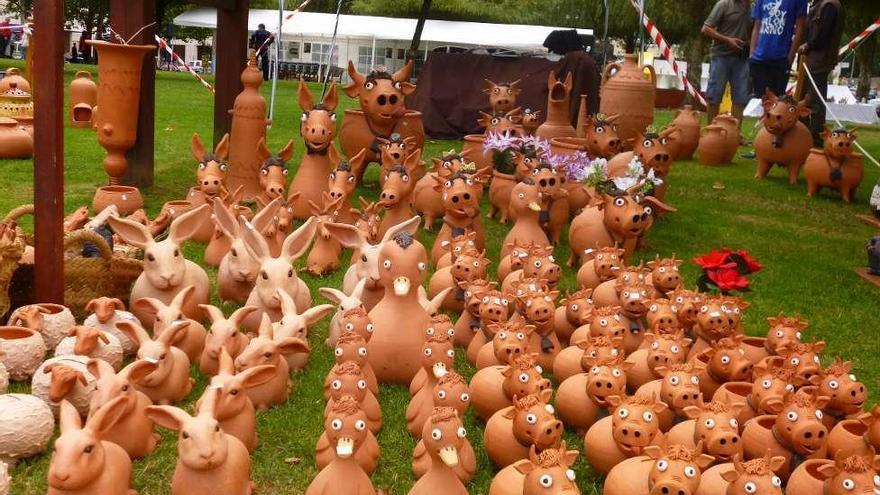 Vecinos y visitantes, ayer en la inauguración de la XXI Feira de Alfaroleiros en el parque de Santa Cruz.