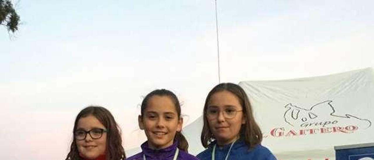 Carmen Monasterio, Celia Llera y Paula Fernández, el podio alevín femenino del memorial &quot;Nino&quot; de Villaviciosa.