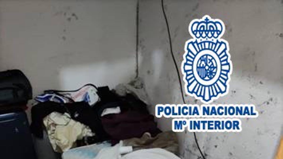 Uno de los trabajadores vivía en un pequeño habitáculo ubicado en la trastienda del local