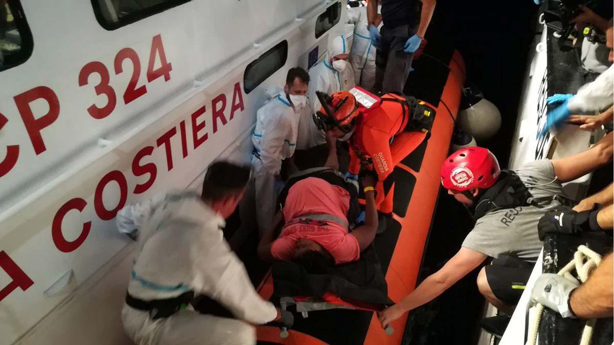 Evacuadas dos mujeres embarazadas del 'Open Arms' en el Mediterráneo