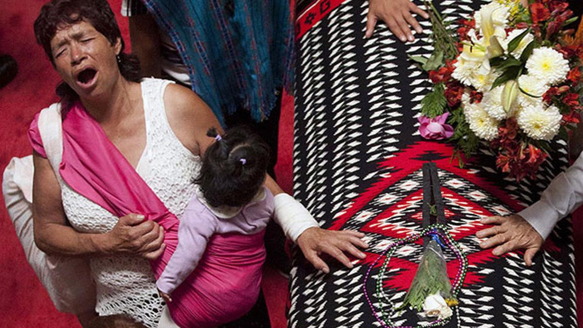 Una mujer se lamenta de la muerte de Chavela Vargas junto al féretro de la cantante, este martes, en el palacio de Bellas Artes de México