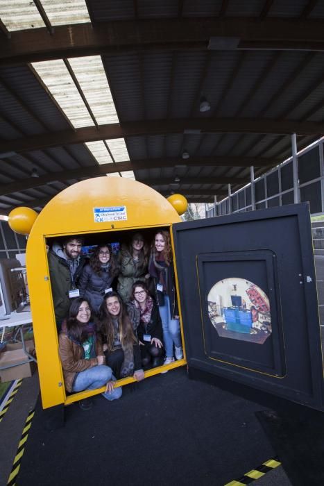 Científicos encargados de la exposición sobre la exploración de los mares del colegio Baudilio Arce