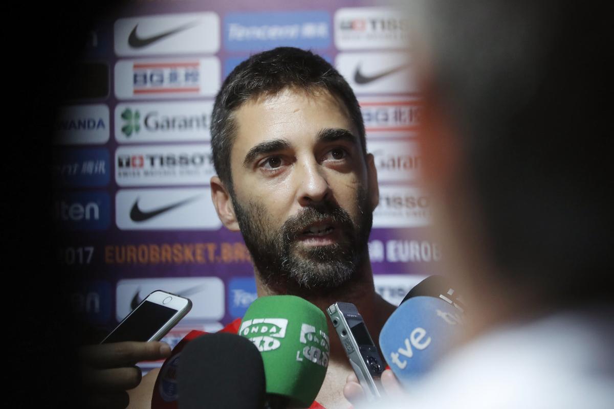 GRA327. ESTAMBUL, 16/09/2017.- El baloncestista español Juan Carlos Navarro, ofrece una rueda de prensa en la que anuncia su retirada de la selección española de baloncesto cuando acabe el Eurobasket 2017, y su último partido será este domingo ante la selección rusa. EFE/Juan Carlos Hidalgo GRA327. ESTAMBUL, 16/09/2017.- El baloncestista español Juan Carlos Navarro, ofrece una rueda de prensa en la que anuncia su retirada de la selección española de baloncesto cuando acabe el Eurobasket 2017, y su último partido será este domingo ante la selección rusa. EFE/Juan Carlos Hidalgo