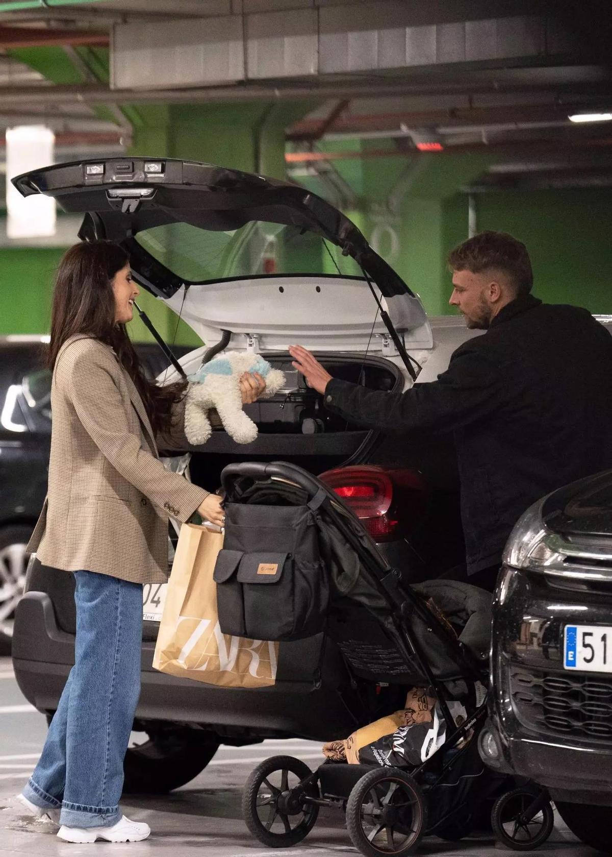 José María Almoguera, su hijo y María La Jerezana abandonan el centro comercial