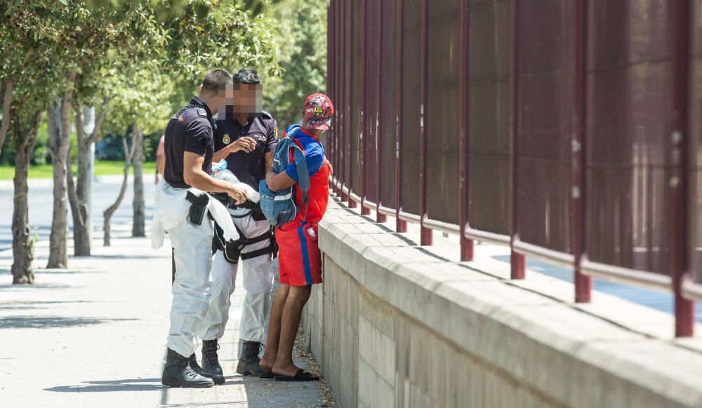 Cuatro positivos y nuevo intento de fuga entre los inmigrantes confinados en Alicante.