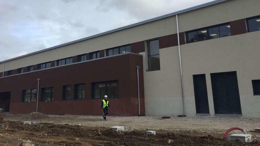 Vista del nuevo colegio, en avanzado estado de construcción.