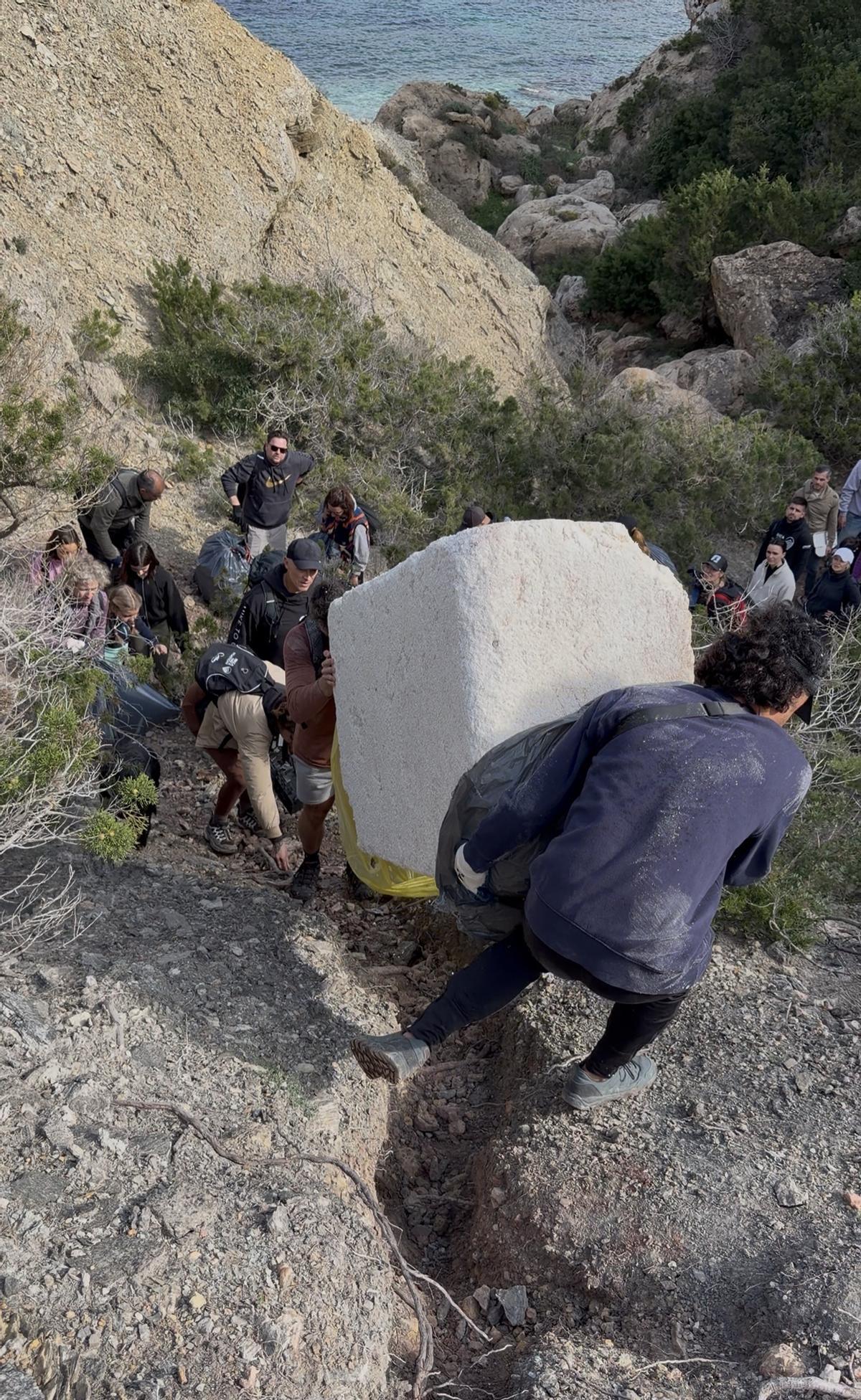 25 hikers limpian dos playas escondidas de Ibiza