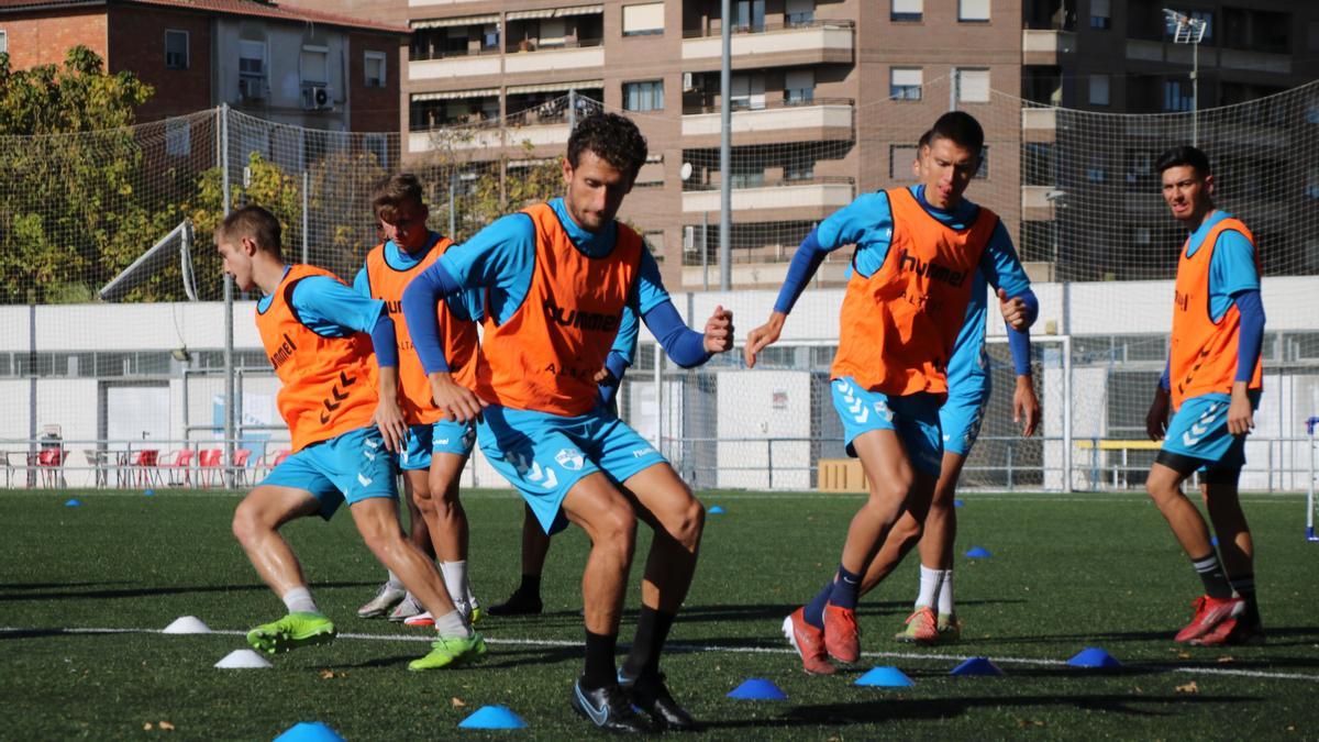 Los futbolistas del Ebro se ejercitan en el último entrenamiento del equipo.