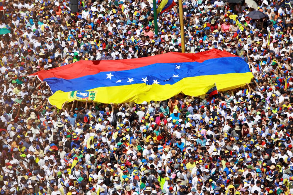 Miles de venezolanos salen a la calle para apoyar a Guaidó