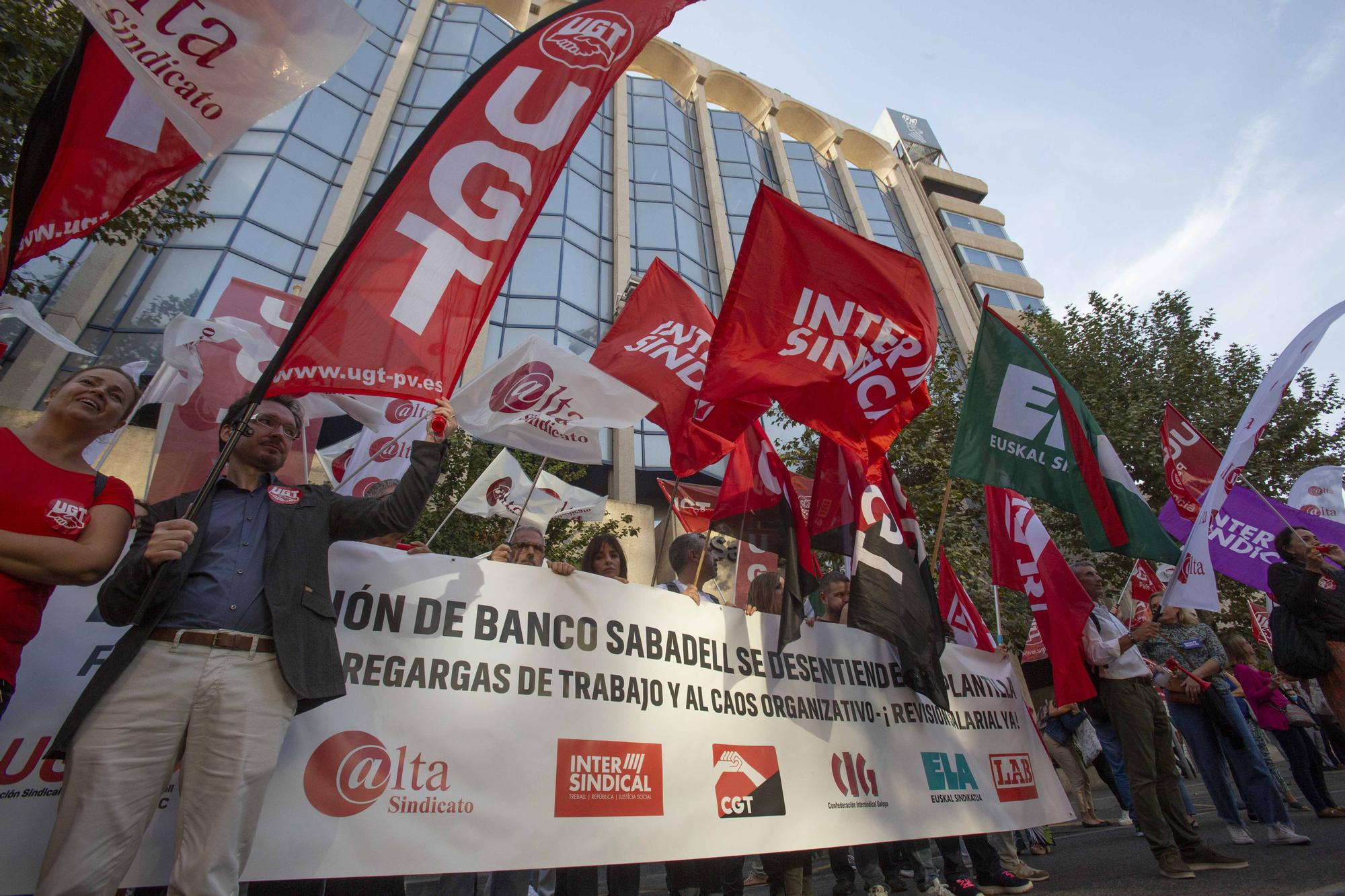 Protesta por las condiciones laborales en Banco Sabadell