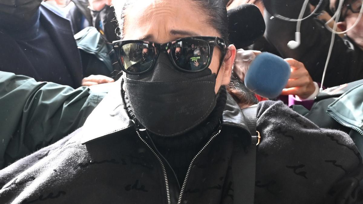 De negro riguroso, escoltada por la Guardia Civil y de la mano de su hermano: así llegó Isabel Pantoja a los juzgados