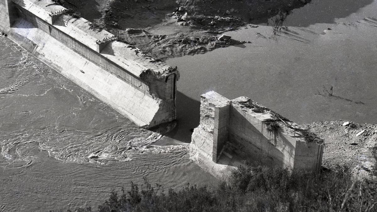 Tous 1982. Estado en que quedó la presa de Tous después de que se desmoronara el muro de contención en la tarde del 20 de octubre de 1982.