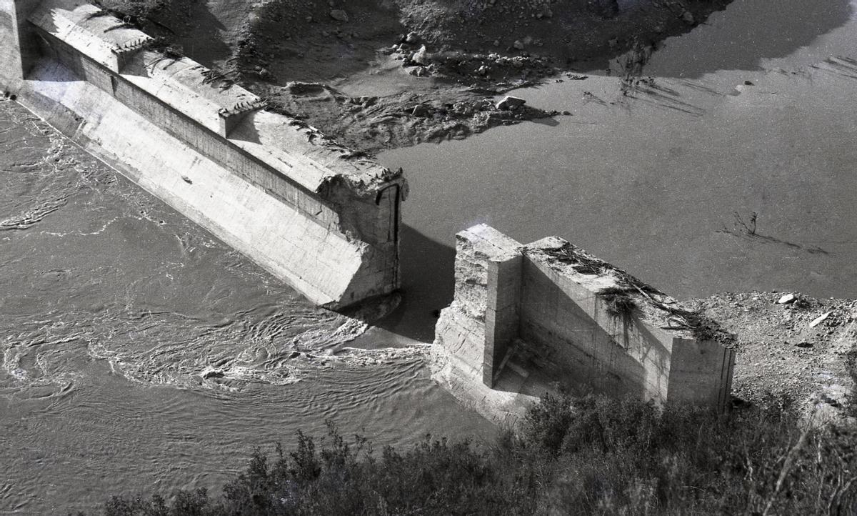 Tous 1982. Estado en que quedó la presa de Tous después de que se desmoronara el muro de contención en la tarde del 20 de octubre de 1982.
