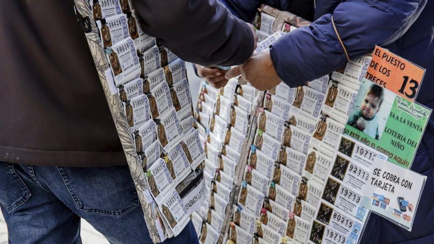 Vendedores ambulantes de lotería, este lunes, en Madrid. |  E.P.