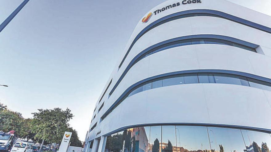 En la sede de Thomas Cook, en Son ValentÃ­, llegaba ayer el administrador concursal.