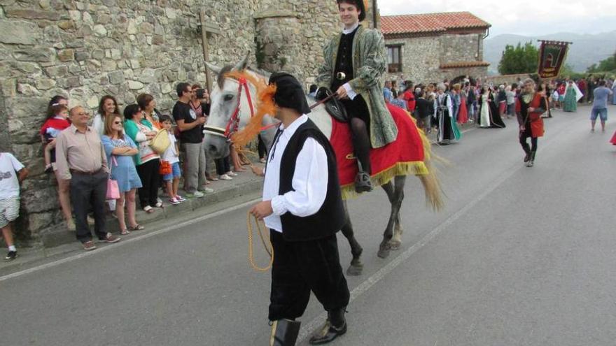 Carlos V, a caballo, durante su entrada en Pimiango.