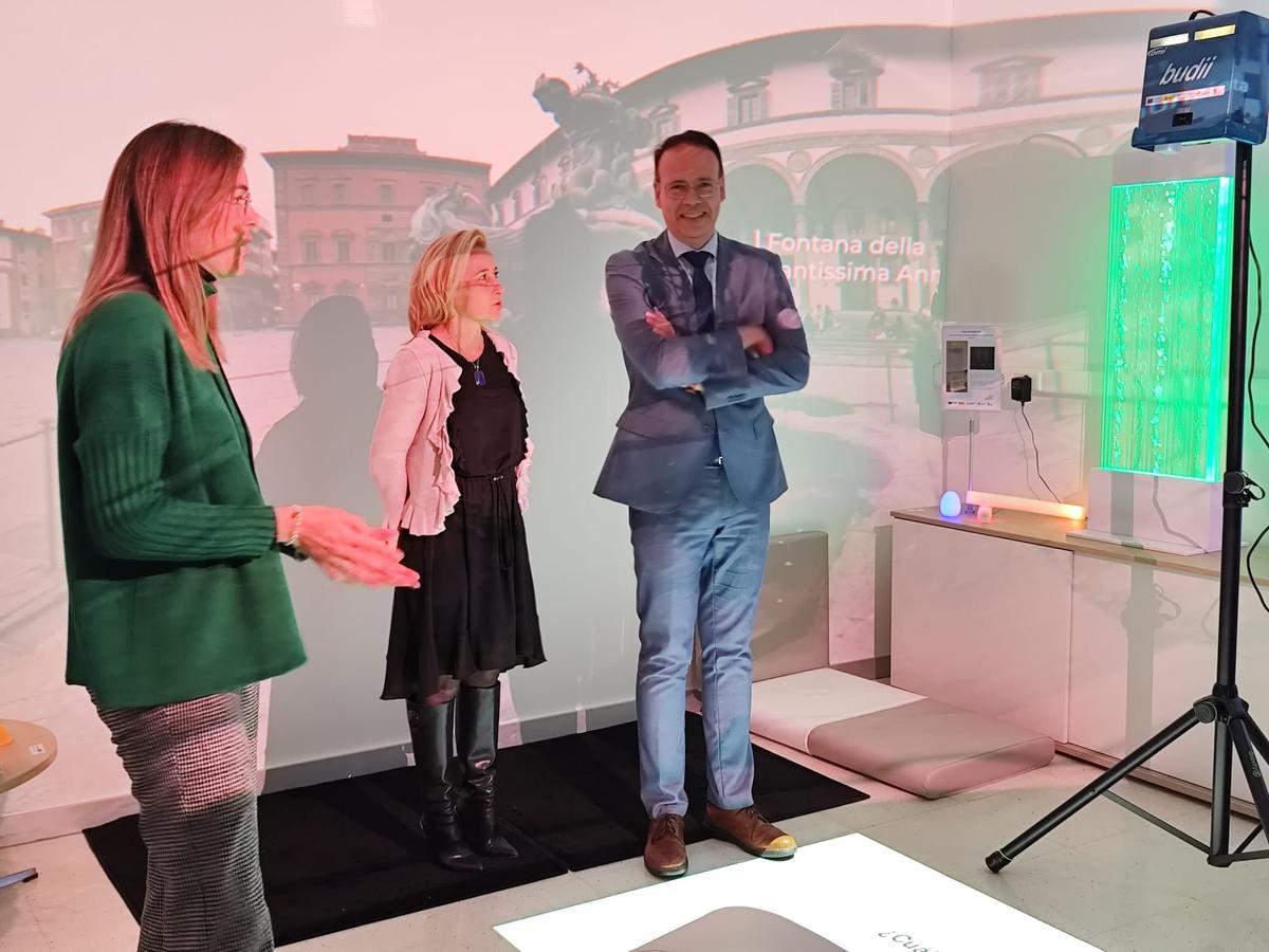 La directora del clúster SIVI, Montse Fernández; la gerente de Servicios Sociales de Zamora, Sara Fernández; y el director general de Personas Mayores,, Personas con Discapacidad y Atención a la Dependencia de la Junta, Eduardo García, en el nuevo espacio del HUB de la Aldehuela.