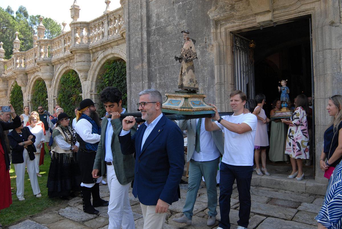 Es el último domingo del mes de agosto, el día más especial del año en el Pazo de Oca. Como marca la tradición y coincidiendo con la celebración del Sagrado Corazón, el duque de Segorbe, Ignacio Medina y Fernández de Córdoba y la princesa María de la Gloria de Orleans y Bragança abren las puertas del conocido como «Versalles gallego» para recibir una vez más a sus amigos. Es el último domingo del mes de agosto, el día más especial del año en el Pazo de Oca. Como marca la tradición y coincidiendo con la celebración del Sagrado Corazón, el duque de Segorbe, Ignacio Medina y Fernández de Córdoba y la princesa María de la Gloria de Orleans y Bragança abren las puertas del conocido como «Versalles gallego» para recibir una vez más a sus amigos.