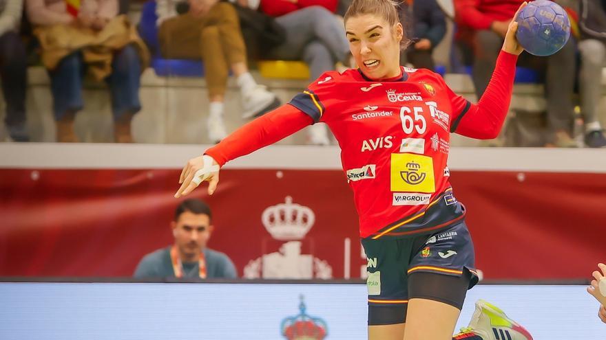 Anne Erauskin, durante un partido con la selección española de balonmano.