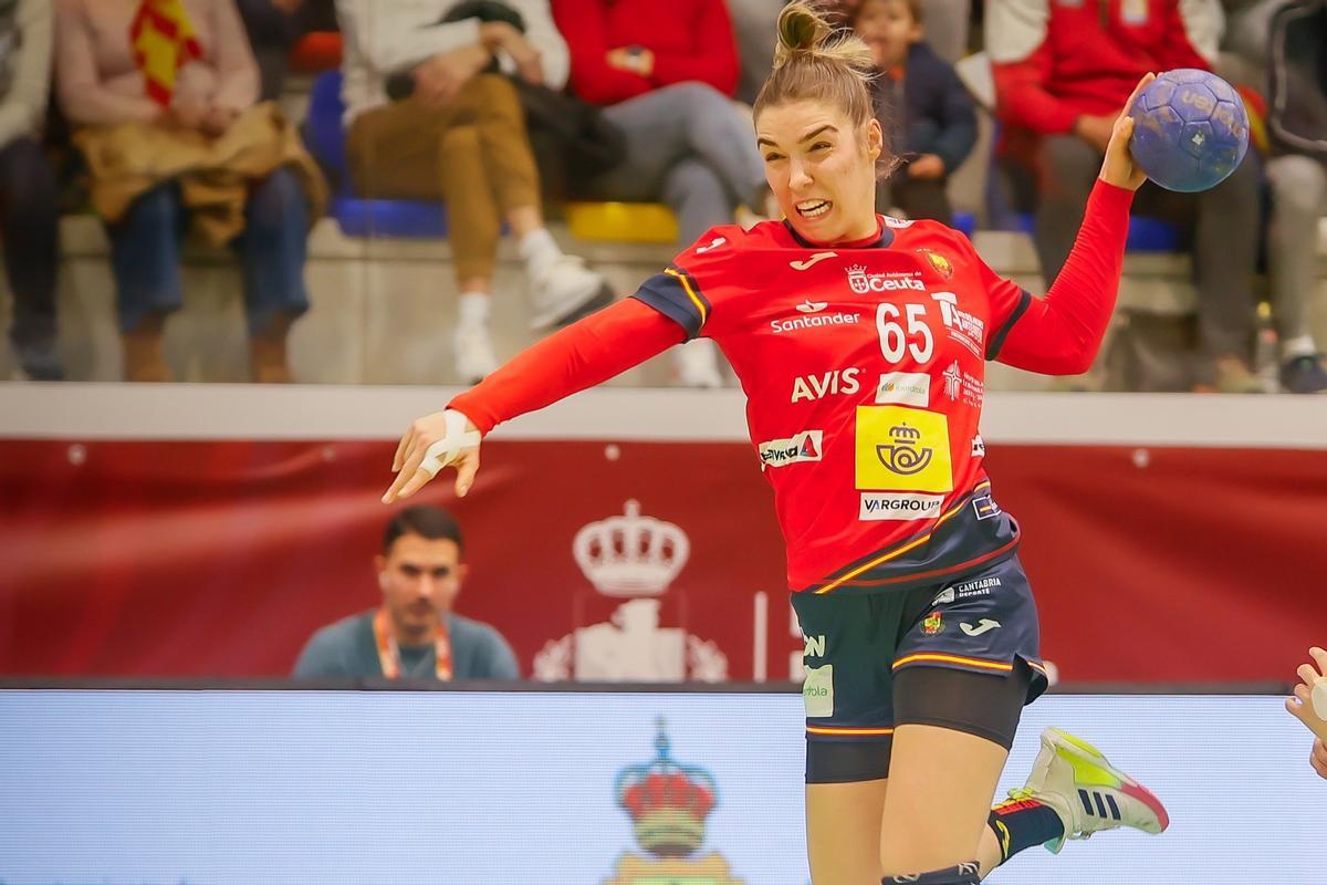 Anne Erauskin, durante un partido con la selección española de balonmano.