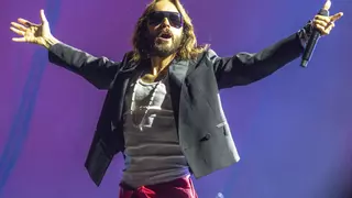 Vídeo | El gesto inesperado de Jared Leto en Barcelona: el actor comparte su comida con un desconocido en un banco
