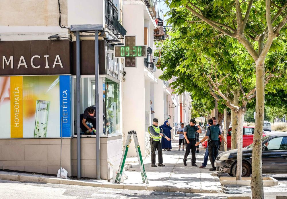 Guardia Civil y Policía Local despliegan un amplio dispositivo en el marginal distrito para detener al autor y restablecer la calma entre los dos clanes enfrentados