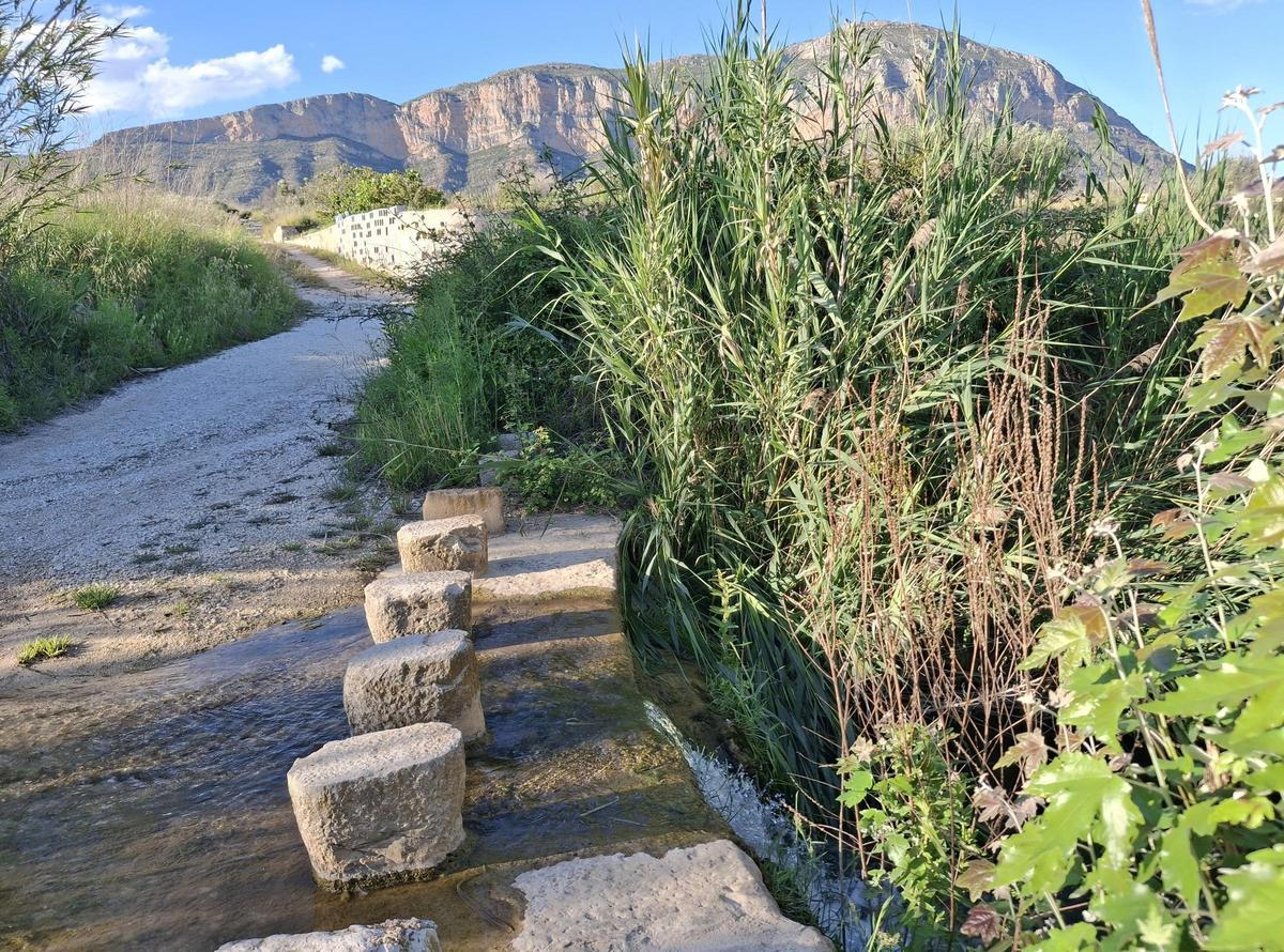 La Barranquera sigue bajando con agua