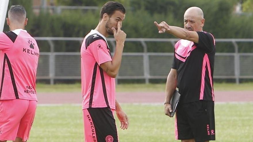 Claudio Barragán da instrucciones durante su primer entrenamiento este miércoles.