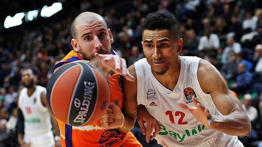 Quino Colom pelea una pelota con Maodo Lo, del Bayern de Múnich.