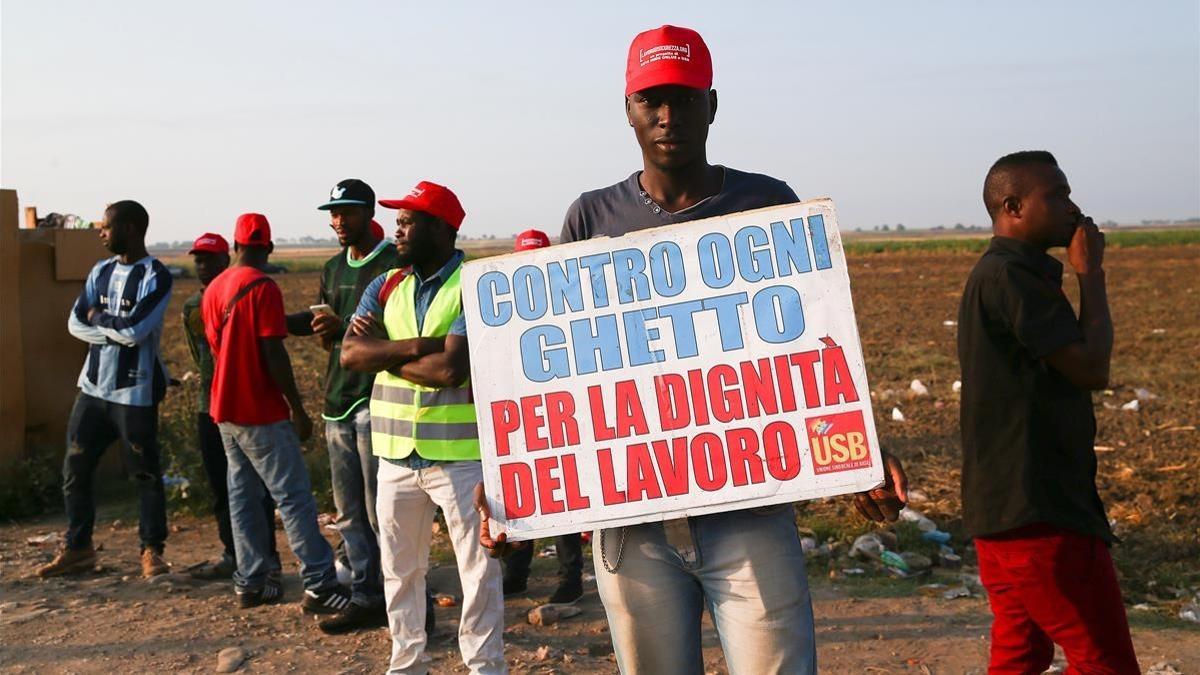 Un jornalero africano, durante la protesta por las pésimas condiciones de trabajo, en Foggia.