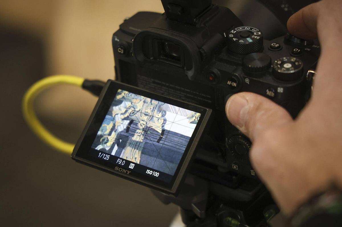 El fotógrafo Jesús Altaba realiza fotografías de alta calidad para crear una reproducción de los telones.