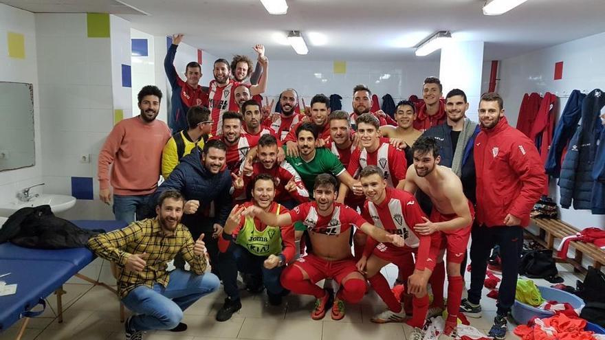 Los jugadores del Petrelense celebran un triunfo.