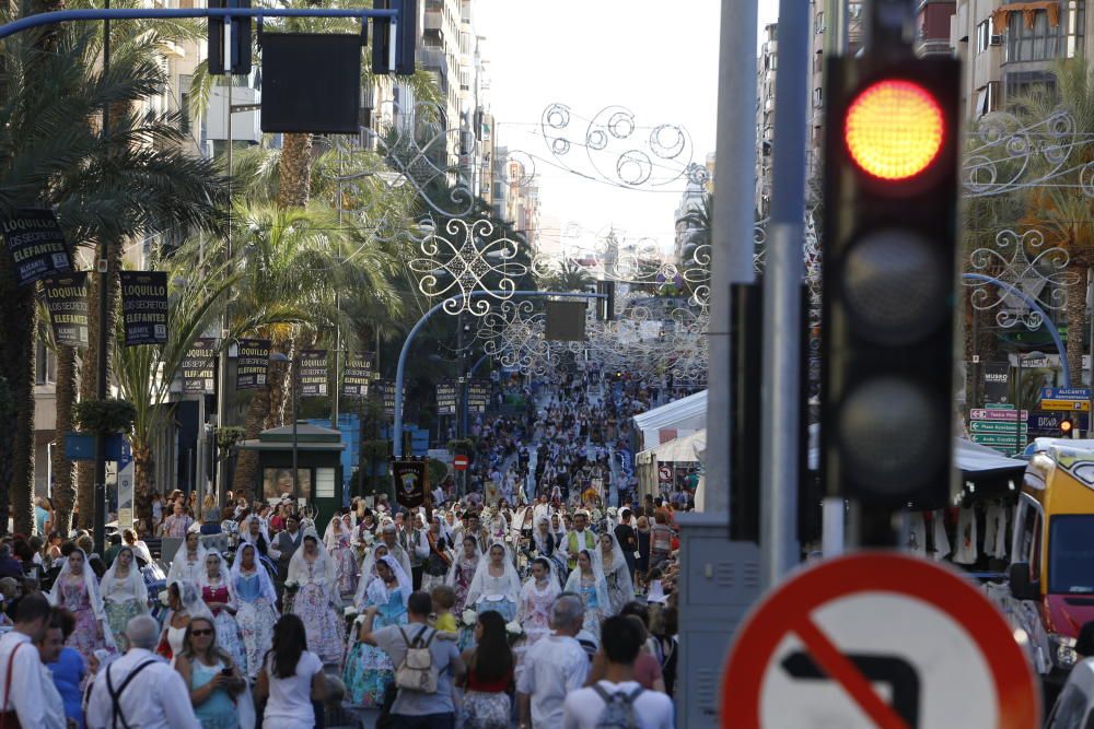 Las 89 barracas y comisiones participan en el segundo día de la Ofrenda