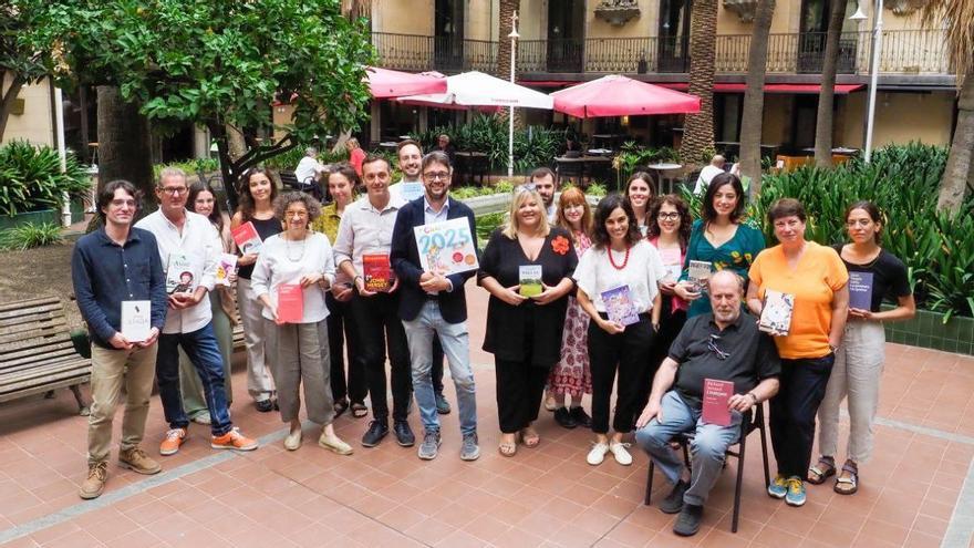 Foto de familia del área editorial de Abacus Futur, con Ernest Folch al frente (con el calendario de Pilarín Bayés para 2025), este martes en el Ateneu Barcelonès.