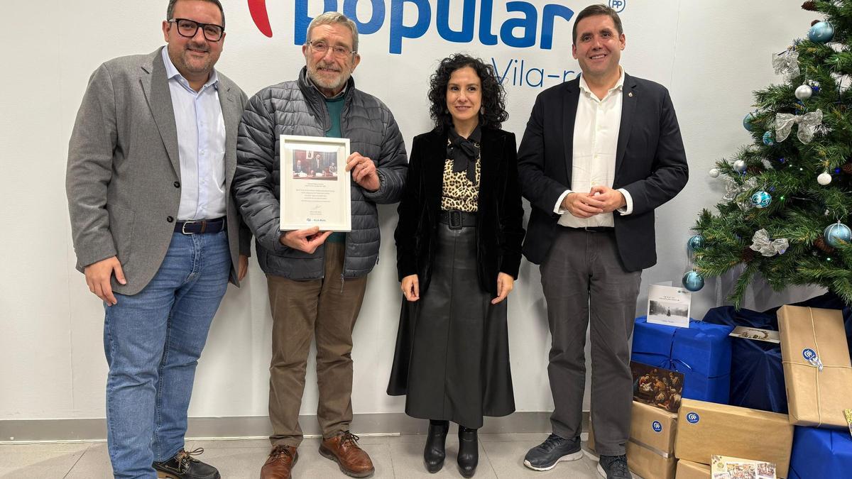 Adrian Casabo, con el exalcalde Manolo Vilanova, la consellera Elena Albalat y el secretario general del PP de Vila-Real, Jaume Llorens.