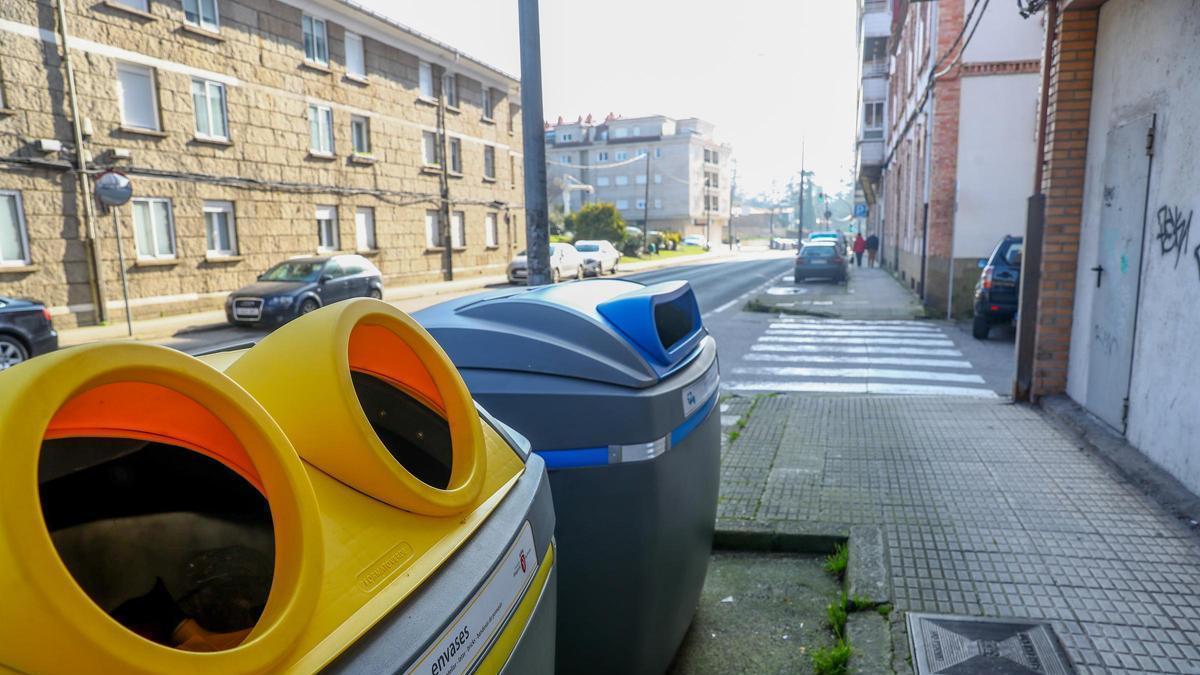 El mal uso de los contenedores provoca la llamada del Concello.