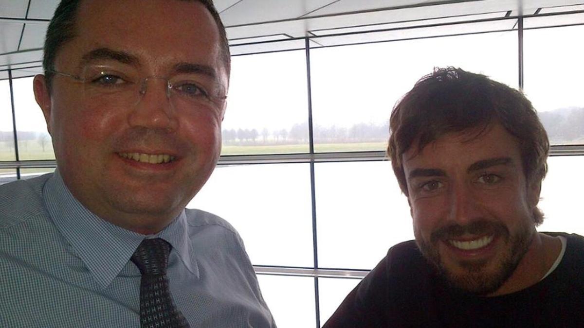 Eric Boullier y Fernando Alonso, en las instalaciones de McLaren en Inglaterra.