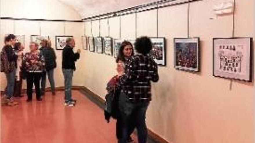 Un moment de la inauguració de la mostra fotogràfica.