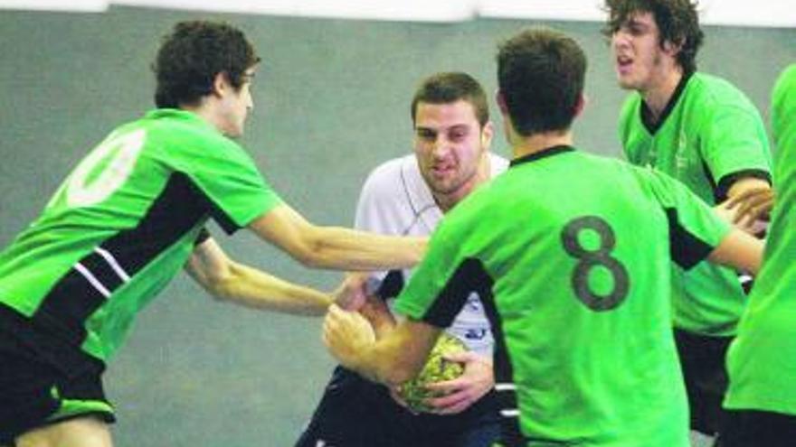 Javi Mora, con el balón, en un partido de la presente campaña . / ricardo solís