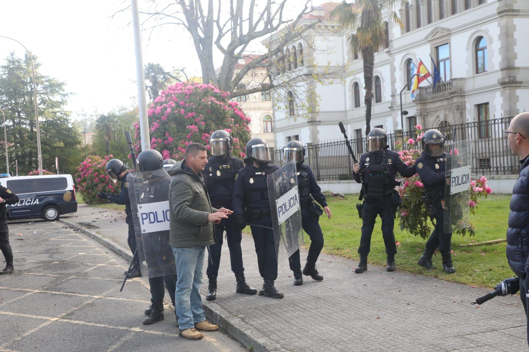 La Policía carga contra los manifestantes ante la Xunta por el conflicto de la mejilla