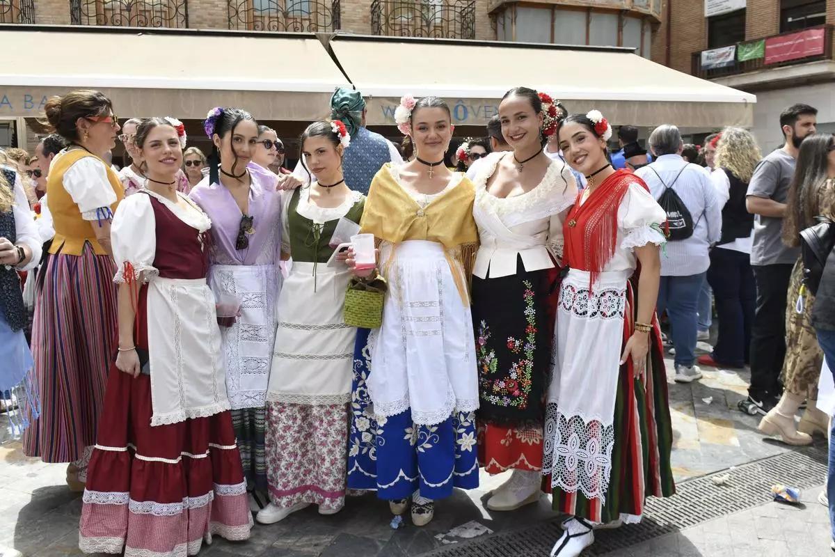 Un grupo de huertanas en la plaza del Romea.
