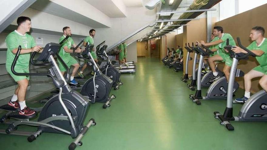 Los jugadores del Liceo, en el gimnasio del Palacio de los Deportes de Riazor el primer día de pretemporada.