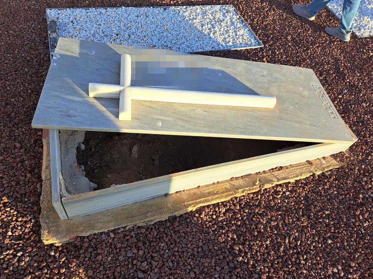 Lápidas levantadas y nichos destrozados por vandalismo en el cementerio de Tabarca